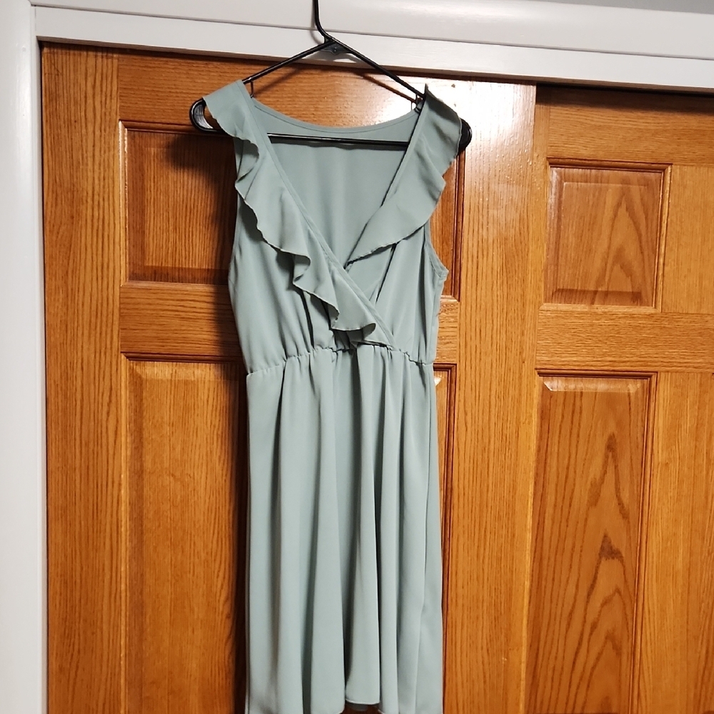 Elegant Sleeveless Green Dress - Picture 2 of 2